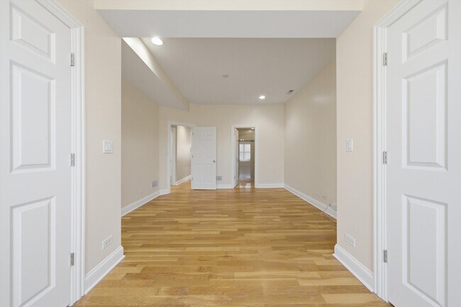 Building Photo - 4742 N Sawyer Ave