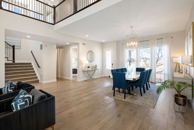Building Photo - 6 Bedroom 5.5 Bathroom Single Family Home ...