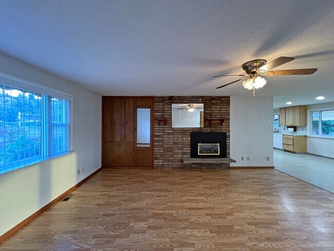 Building Photo - Rental ranch rambler - 3 bed, 2.5 bath, 2 ...