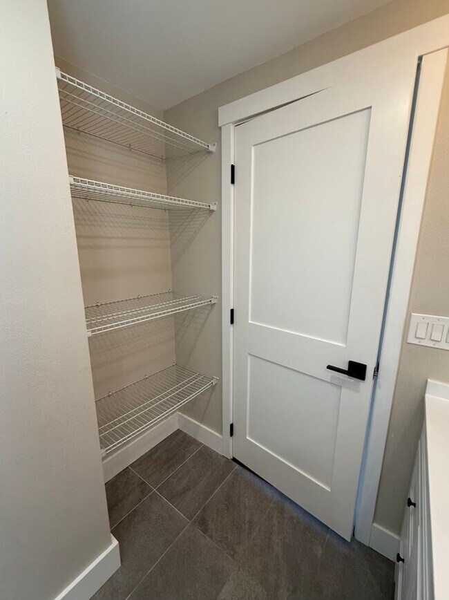 Building Photo - 3 Bedroom 2 bathroom House! Move in Special!