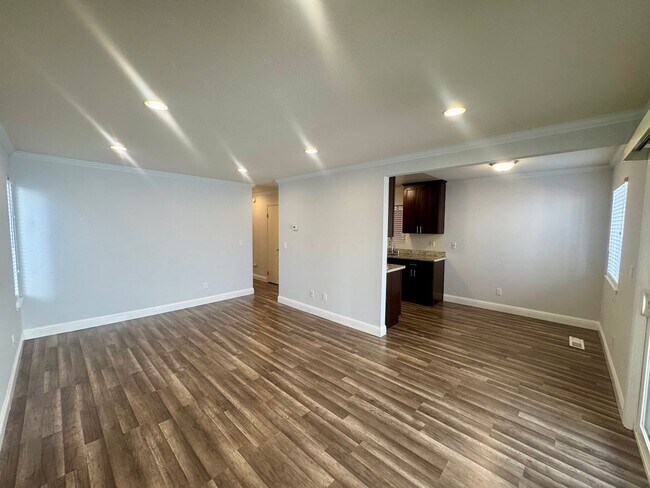 Building Photo - Gorgeous Lower End Unit with Inside Laundry Available Now!