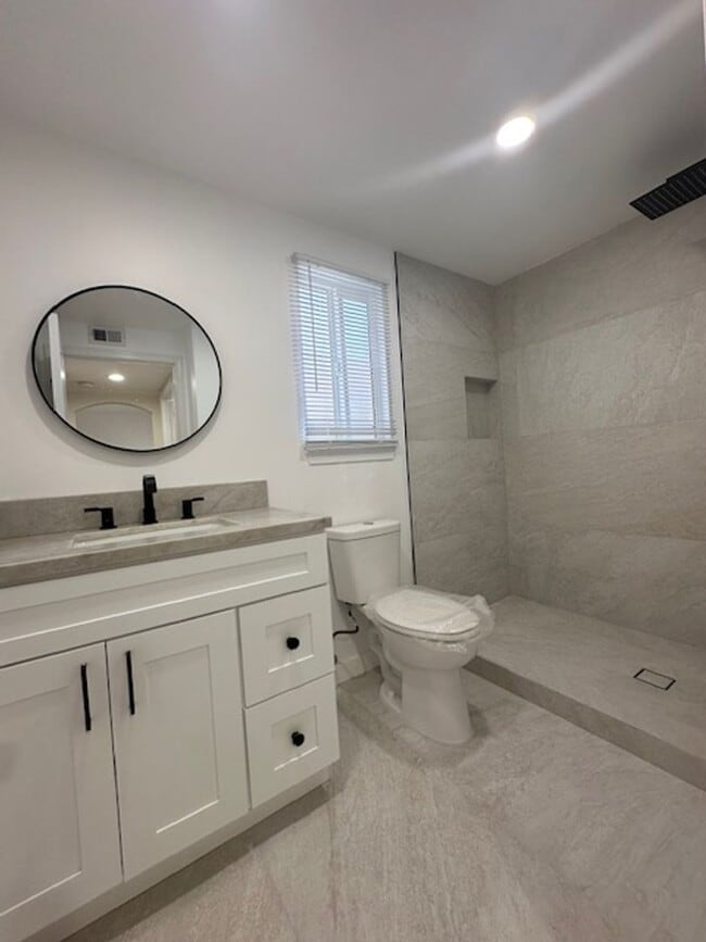 Building Photo - Stunning gated executive home completely redone