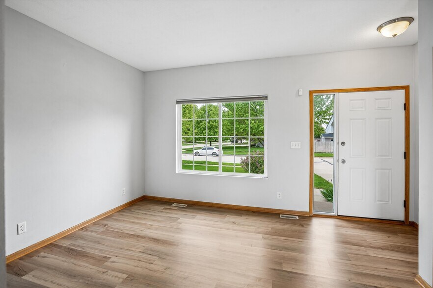 Building Photo - 505 SE Crabapple Dr