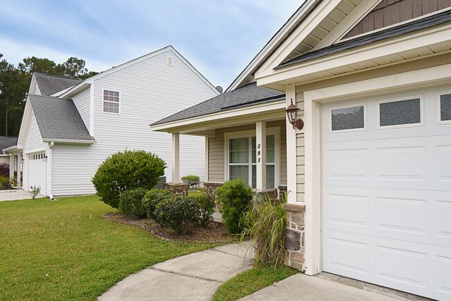 Building Photo - Three Bedroom House with Gated Backyard