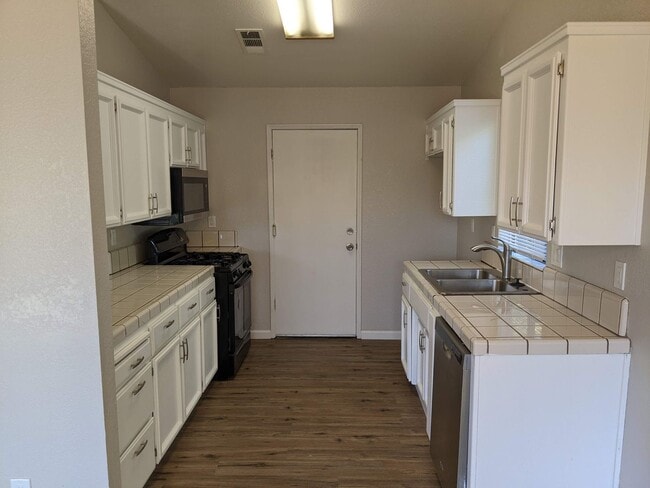 Building Photo - Nice 3 bedroom home, recently updated offe...