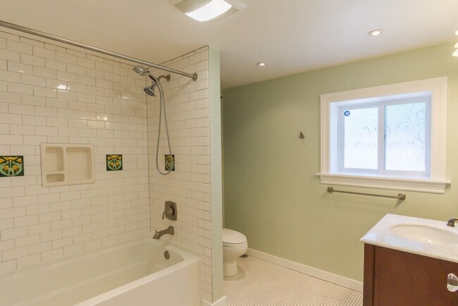 Building Photo - 5bd/4ba Seattle Home