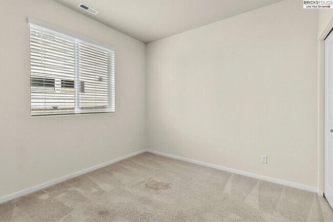 Building Photo - Your Ideal Home in Puyallup Awaits – Peaceful, Modern, Perfectly Located.