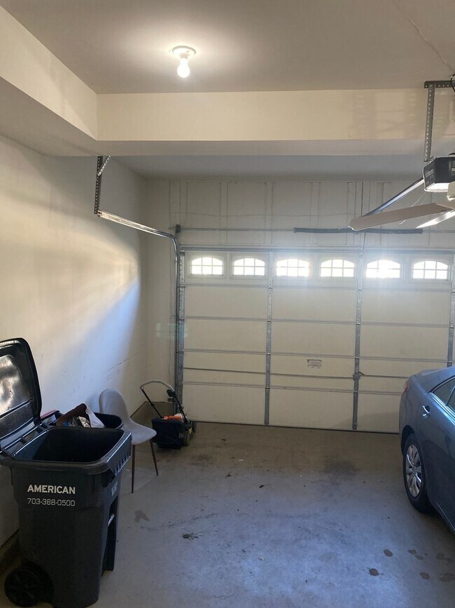 Building Photo - 3 Bedroom Townhome in Sterling, with a large complete loft on top floor