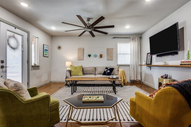 Building Photo - 409 W Johnson St