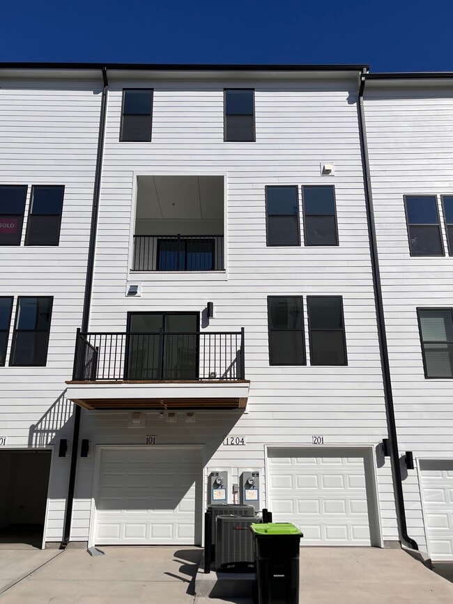 Building Photo - 1204 S Person St