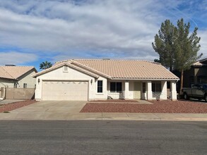 Building Photo - Wonderful 3 bed/2 bath home with a den located in Henderson.