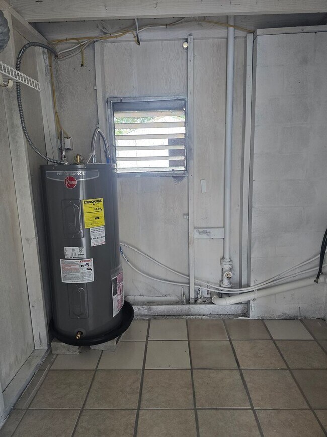 Building Photo - 1905 E Linda St