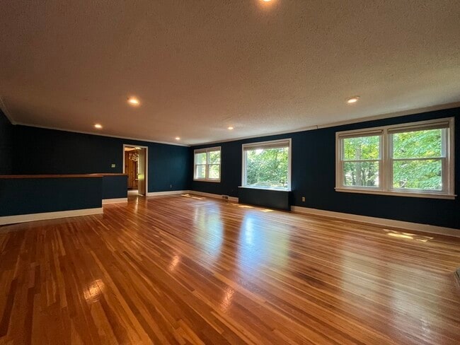 Building Photo - 6348 Sharon Hills Rd