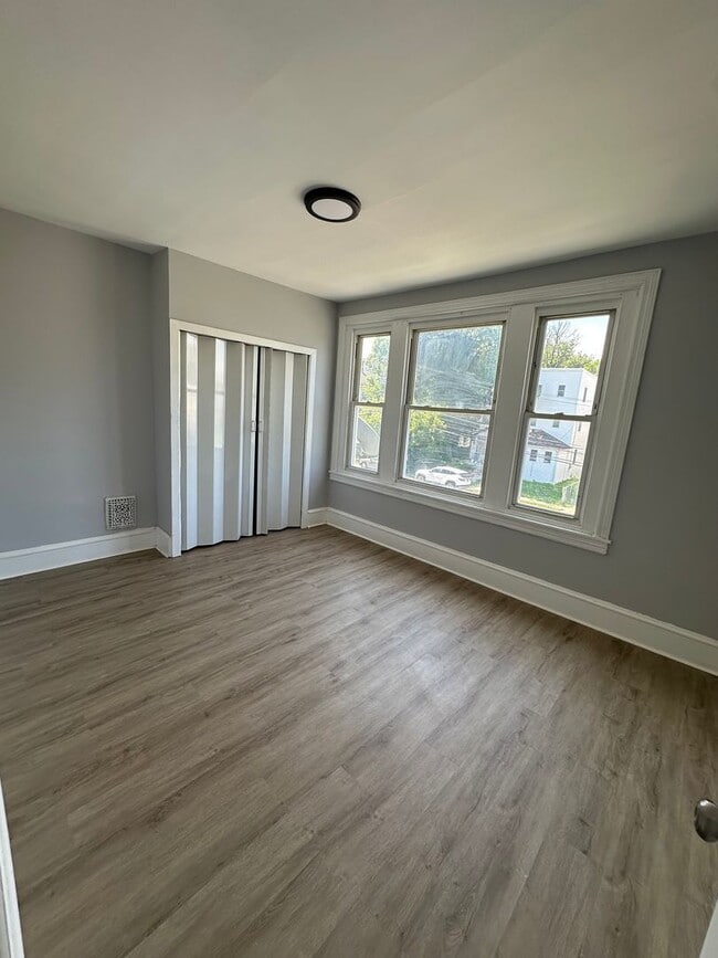 Building Photo - LARGE 4 Bed, 1.5 Bath ready for rent!