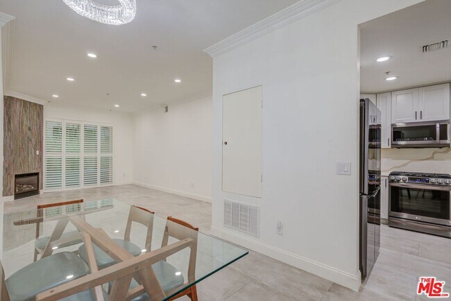 Building Photo - 1444 S Point View St