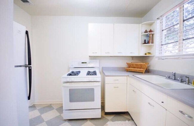 Building Photo - J01