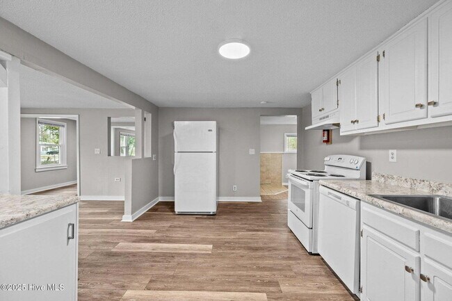 Building Photo - "Charming 4-Bedroom Home with 2 Full Baths on Murrill Hill Road – Your Perfect Jacksonville Retre...