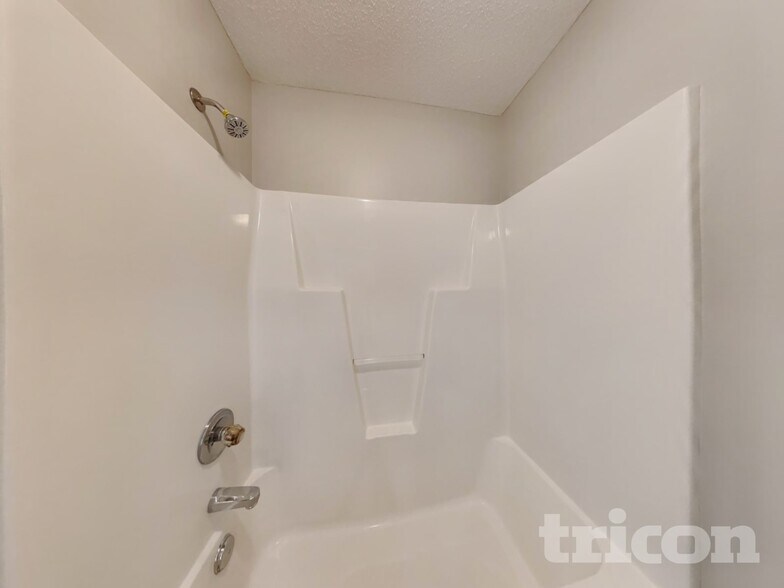 Building Photo - 701 Avondale Dr