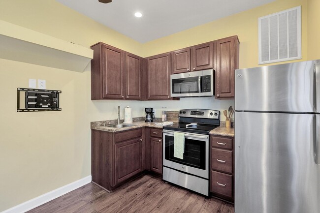 Building Photo - Fully furnished 1 bedroom 1 bath in fenced...