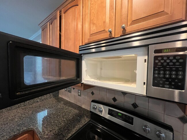 Building Photo - Room in Single Family Home on Daingerfield Dr