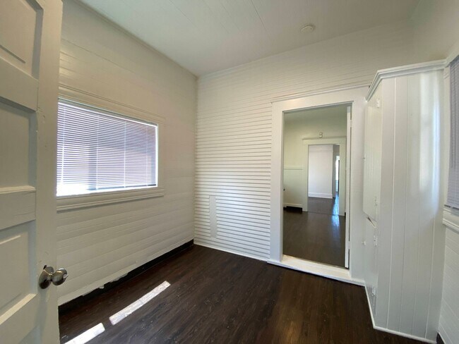 Building Photo - One Bed, One Bath Apartment Located Downtown