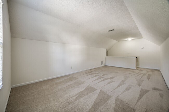 Building Photo - Well maintained 3 bedroom 2 bath home with...