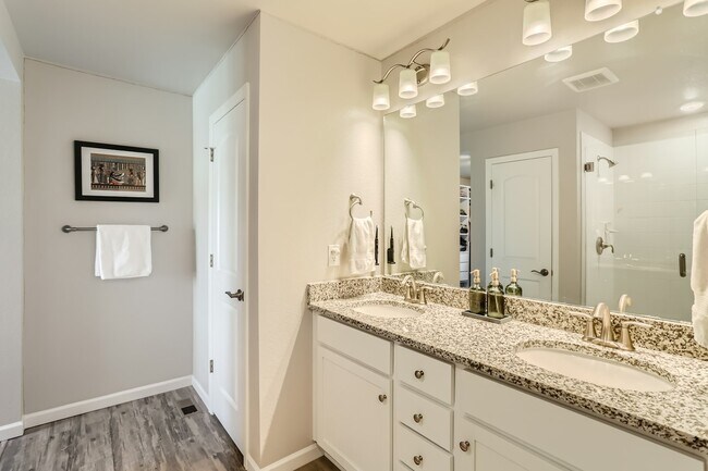 Building Photo - 1829 Villageview Ln