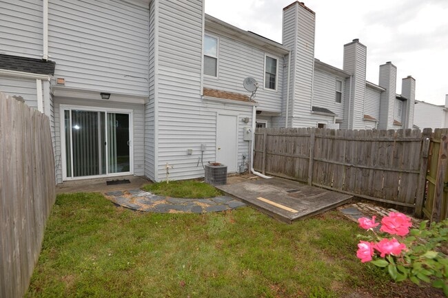 Building Photo - Updated 2 Bedroom Townhome in Salem Lakes