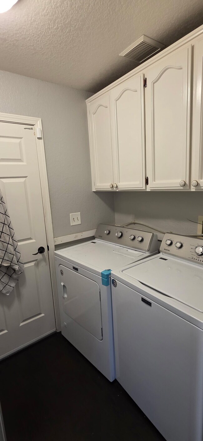 Building Photo - 430 Guinevere Ct