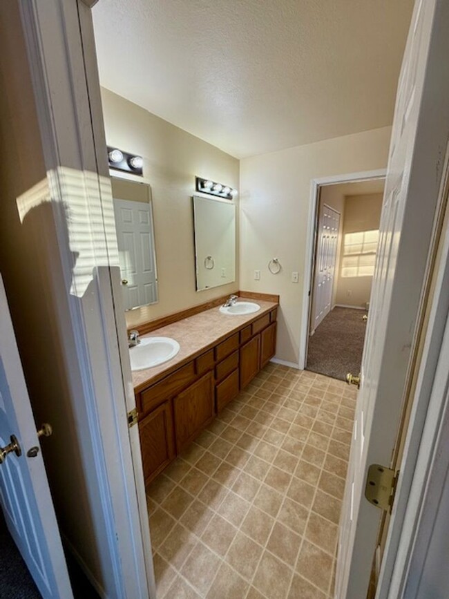 Building Photo - Spacious 2-Bedroom Townhouse in Bozeman – ...