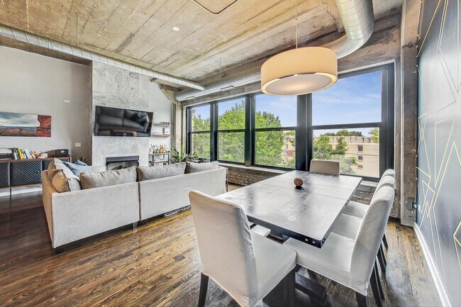 Building Photo - 1111 W 14th Plz