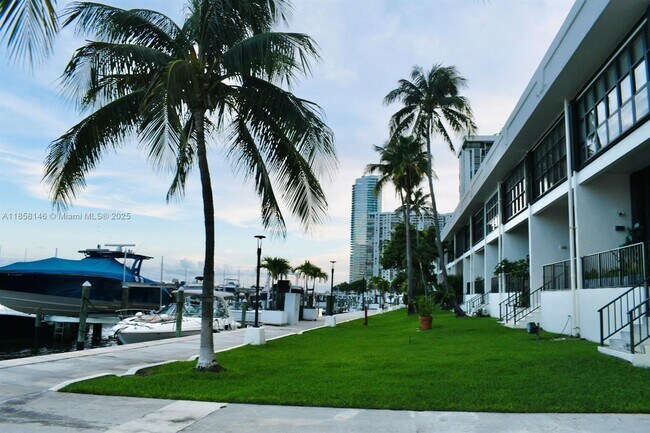 Building Photo - 1901 Brickell Ave