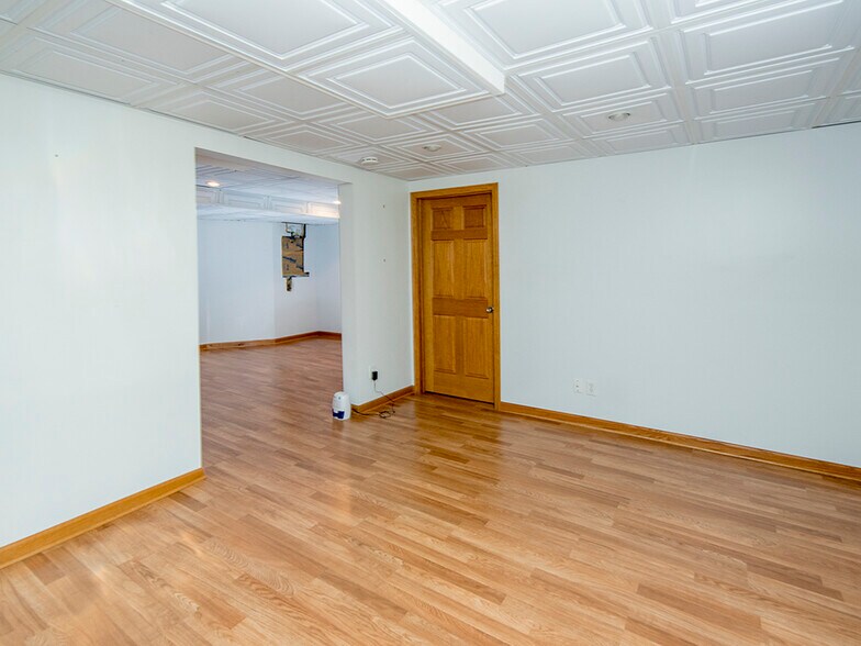 Basement Landing - 961 18th Ave SE