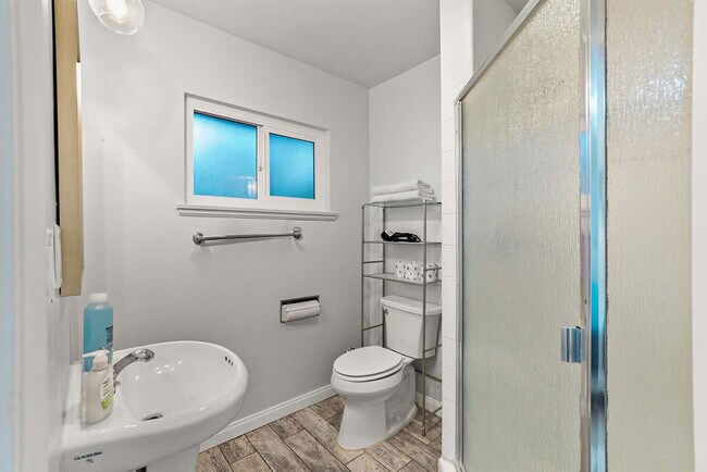 Building Photo - 4989 Randlett Dr