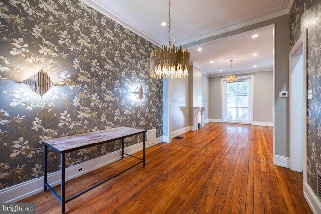 Building Photo - 206 S 43rd St