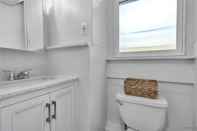 Building Photo - 102 Main St