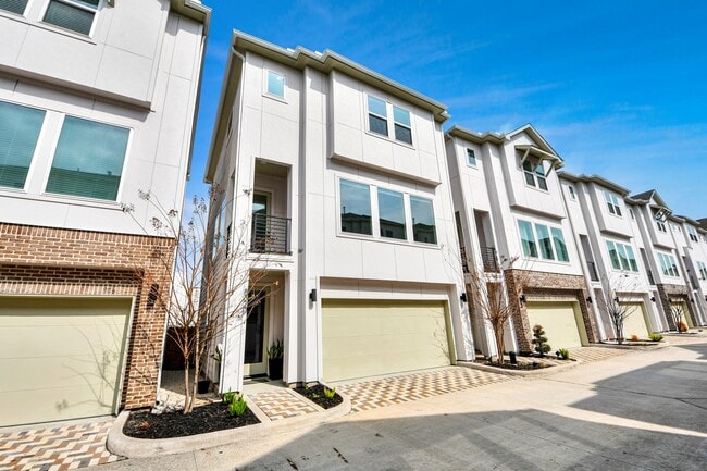 Building Photo - 8320 Brecha Ln