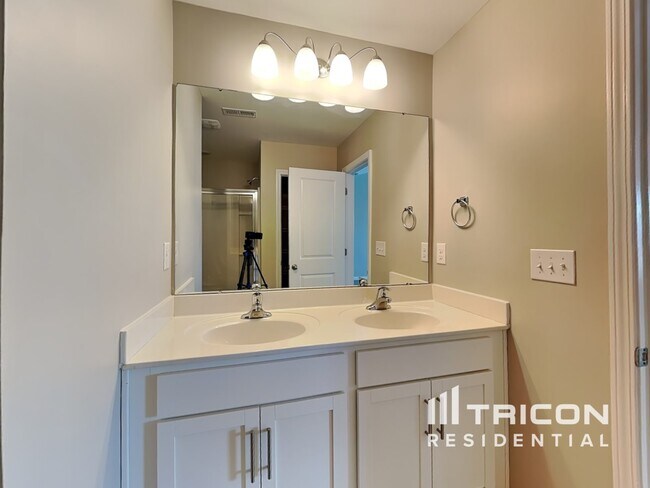 Building Photo - 147 N Cromwell Dr