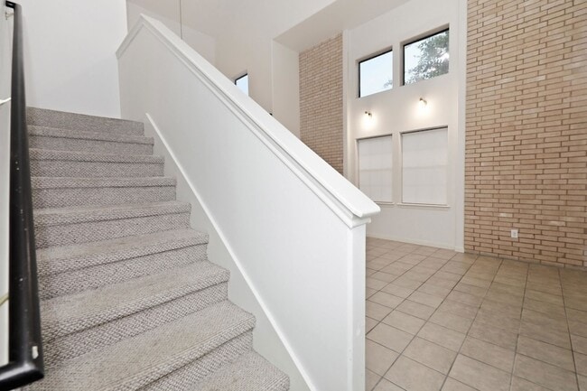 Building Photo - 2445 Monarch Dr
