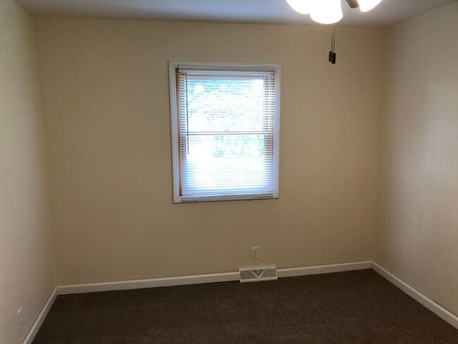 Building Photo - Remodeled 3 bedroom 1 bath home with attached one car garage in Rossville, IL