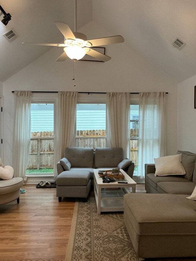 Building Photo - 2/2