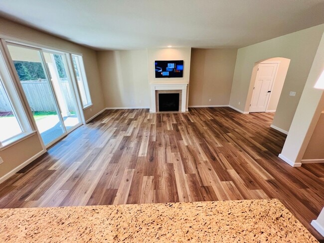 Building Photo - Stunning 5 bedroom W/Bed & Full Bath on Main Floor