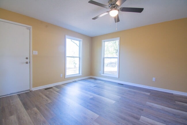 Building Photo - 3 Bedroom 2 Bathroom Fully Updated!!
