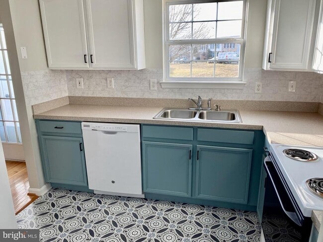 Building Photo - 142 Surrey Club Ln