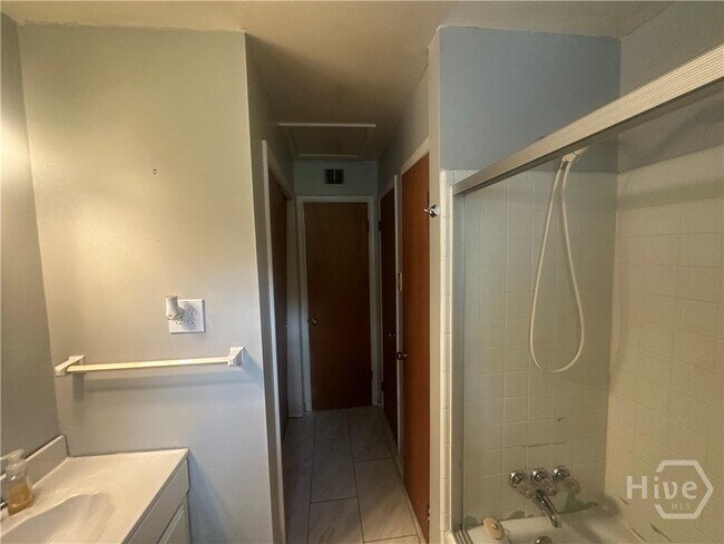 Building Photo - 2217 Bacon Park Dr