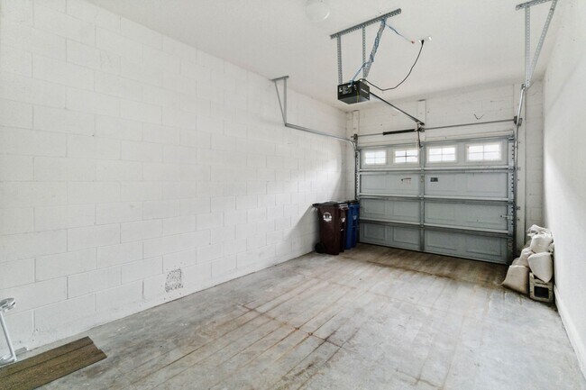 Building Photo - Beautiful Two Story 3/2.5 Town Home w/ Loft & Screened Porch in St. Cloud