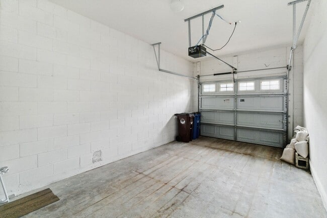 Building Photo - MOVE IN SPECIAL-Beautiful Two Story 3/2.5 Town Home w/ Loft & Screened Porch in St. Cloud