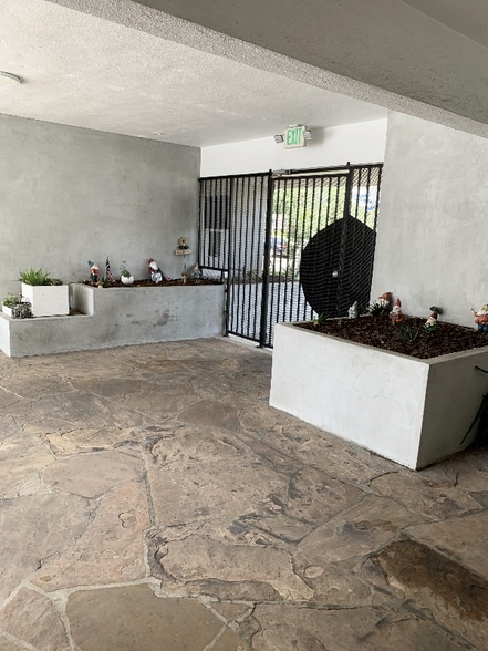 Building Photo - 1737 N Sycamore Ave