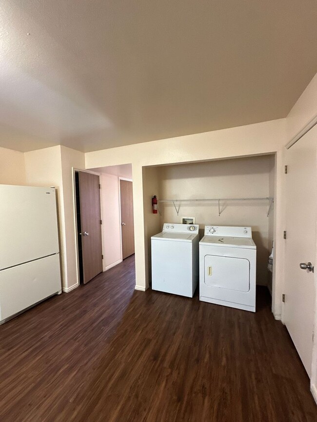 Building Photo - Milford Townhouse