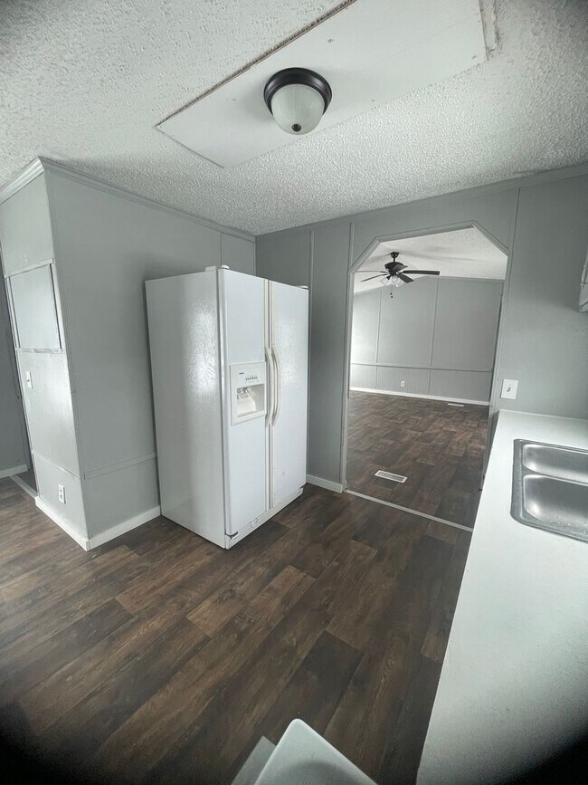 Building Photo - Country living with spacious front and backyard - 3 beds/ 2bath available now